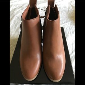 DV designed by dolce vita 8W Ankle Booties Cognac